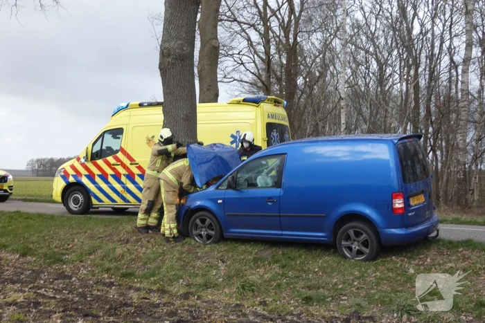 Persoon gewond bij botsing met boom