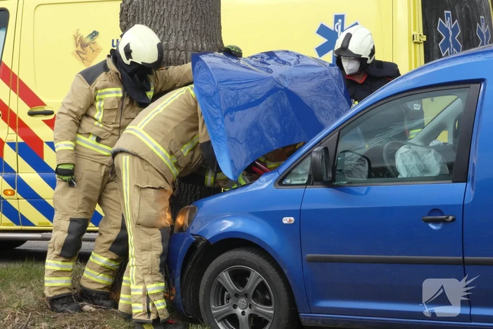 Persoon gewond bij botsing met boom