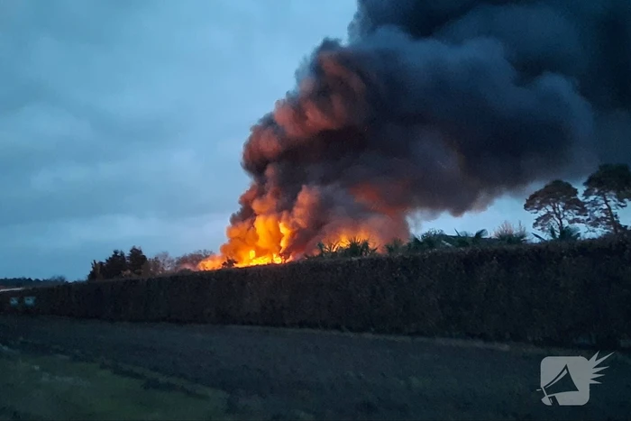 Grote uitslaande brand in schuur