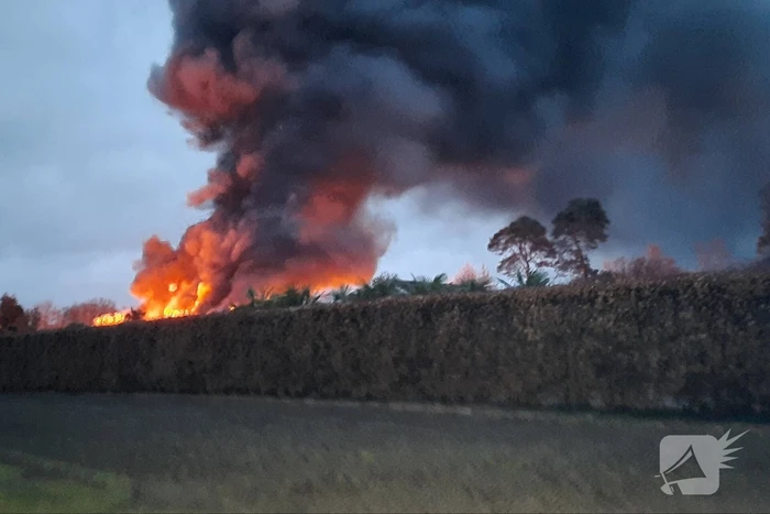 Grote uitslaande brand in schuur