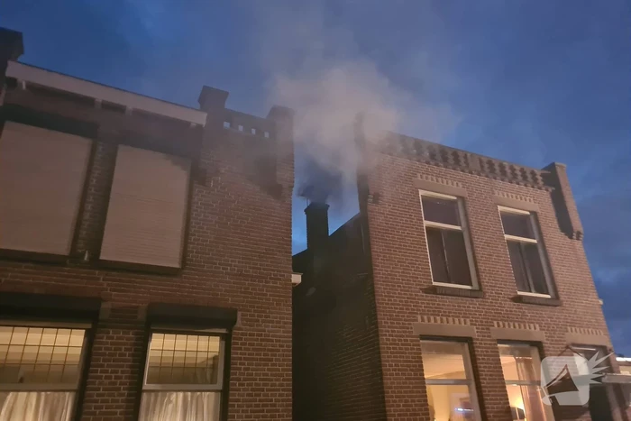 Veel rook door schoorsteenbrand