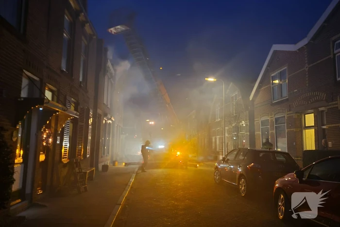 Veel rook door schoorsteenbrand