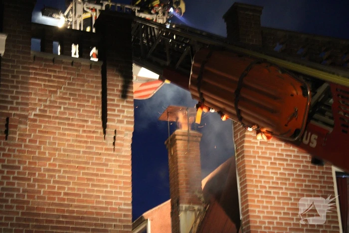 Veel rook door schoorsteenbrand