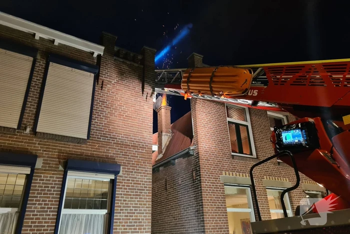 Veel rook door schoorsteenbrand