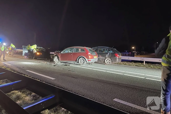 Persoon gewond bij frontale botsing