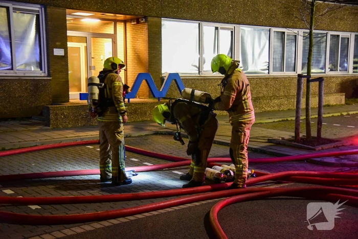 Veel rookontwikkeling bij brand in kantoorpand