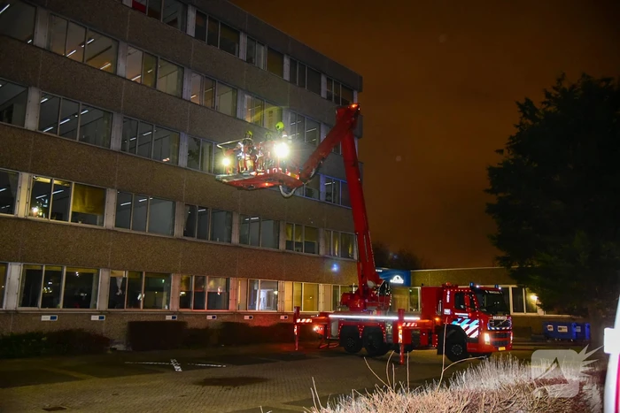 Veel rookontwikkeling bij brand in kantoorpand
