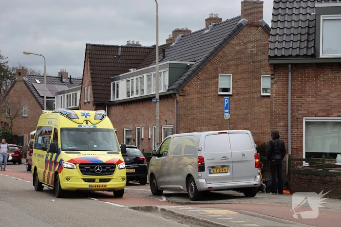 Fietsster gewond door botsing tegen portier