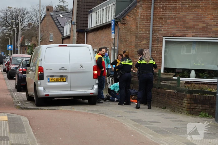 Fietsster gewond door botsing tegen portier