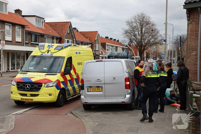 Fietsster gewond door botsing tegen portier