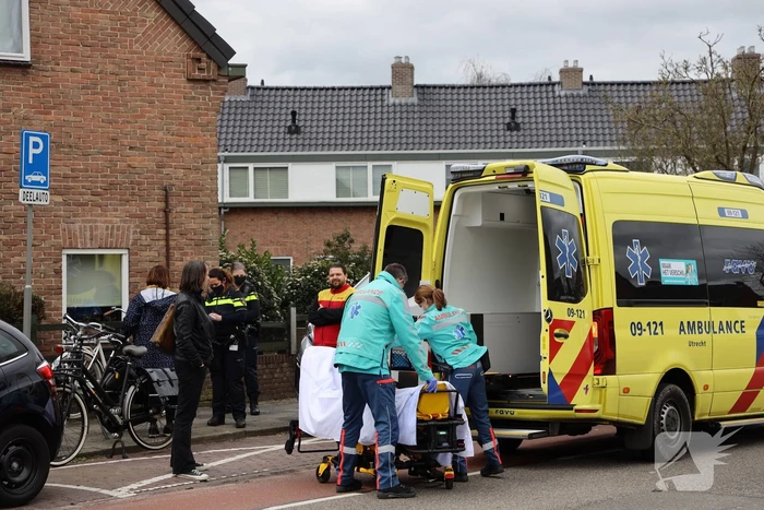 Fietsster gewond door botsing tegen portier