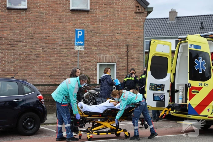 Fietsster gewond door botsing tegen portier