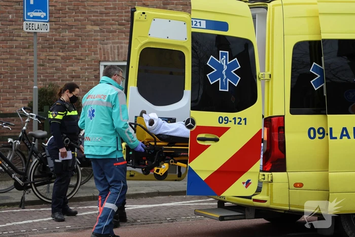 Fietsster gewond door botsing tegen portier