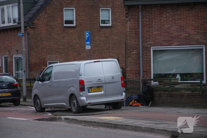 Fietsster gewond door botsing tegen portier