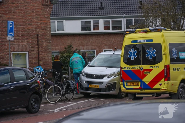 Fietsster gewond door botsing tegen portier