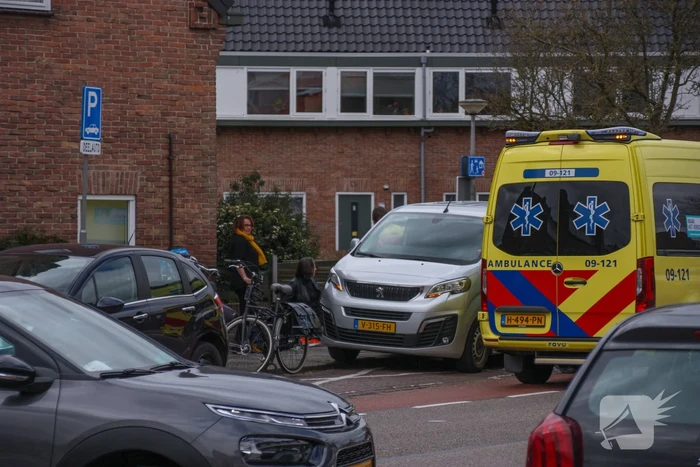 Fietsster gewond door botsing tegen portier