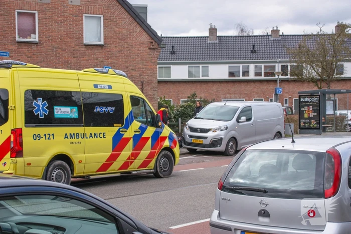 Fietsster gewond door botsing tegen portier
