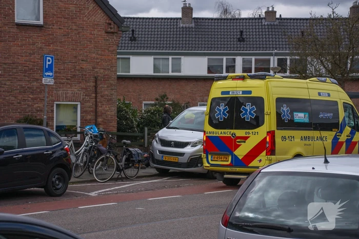 Fietsster gewond door botsing tegen portier