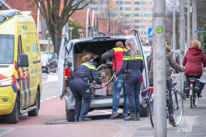 Fietsster gewond door botsing tegen portier