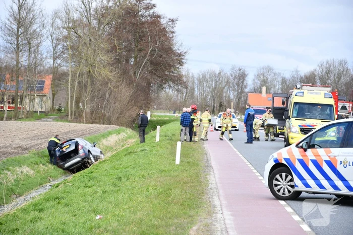 Auto belandt in sloot