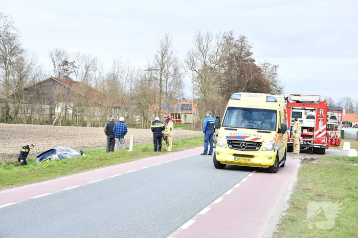 Auto belandt in sloot