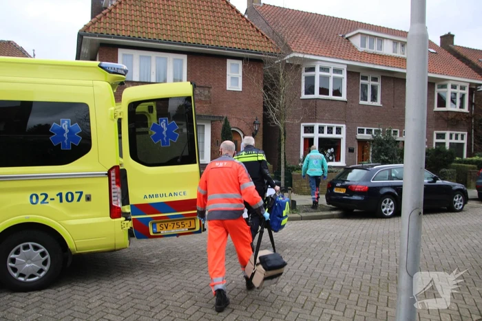 Man valt van dak en raakt gewond