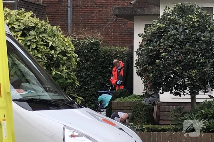Man valt van dak en raakt gewond