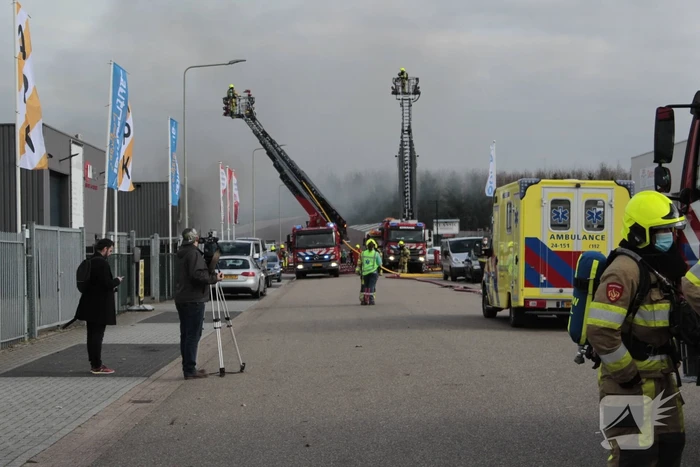 Grote uitslaande brand in loods
