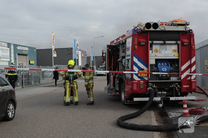 Grote uitslaande brand in loods