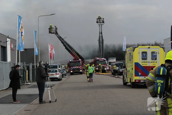 Grote uitslaande brand in loods