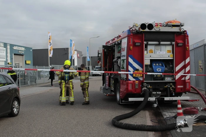 Grote uitslaande brand in loods