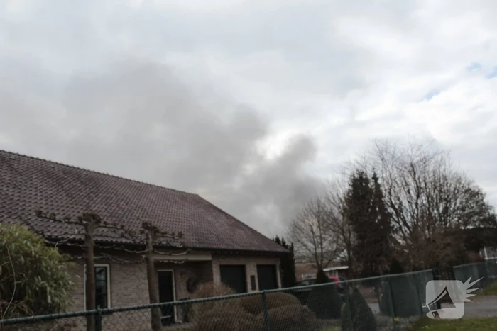 Grote uitslaande brand in loods