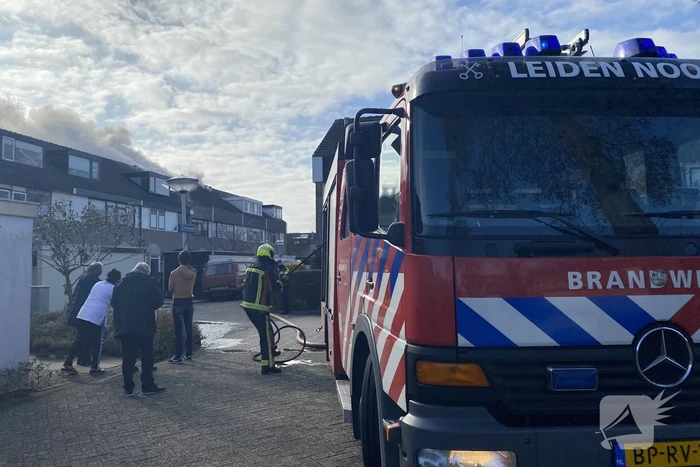 Brand in dak van woning