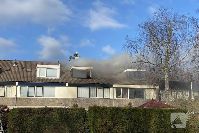 Brand in dak van woning