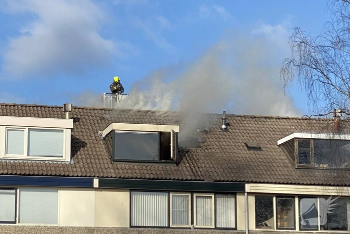 Brand in dak van woning