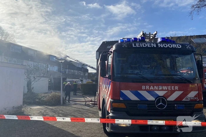 Brand in dak van woning