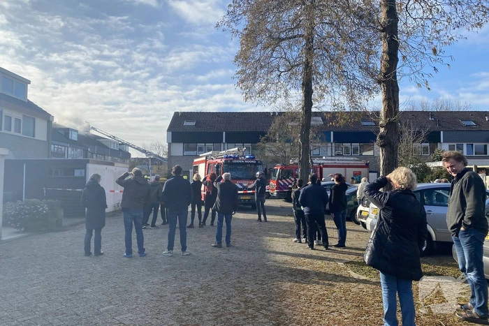 Brand in dak van woning