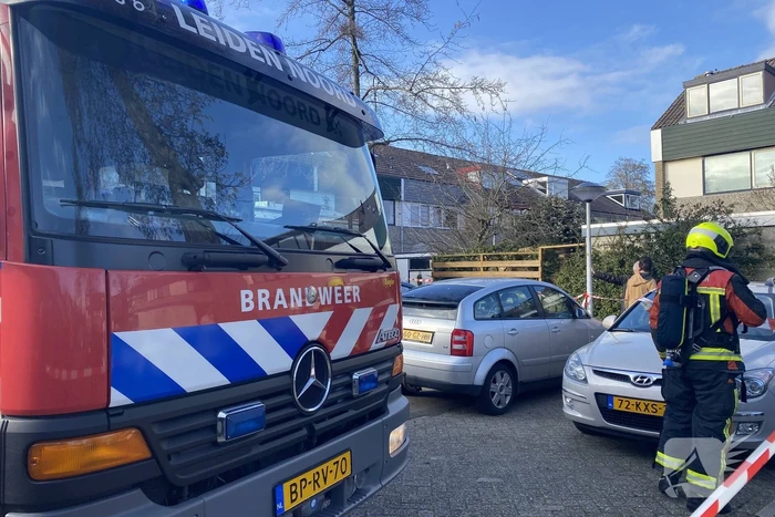 Brand in dak van woning