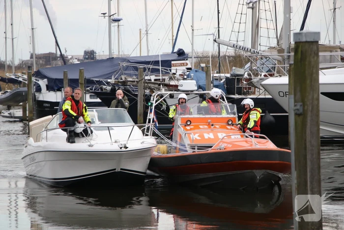 Speedboot naar de kant gebracht na problemen