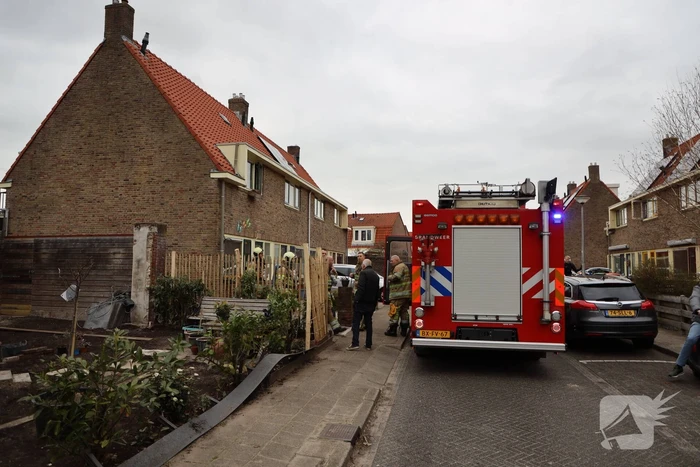 Omwonenden zien zwarte rook uit gevel komen