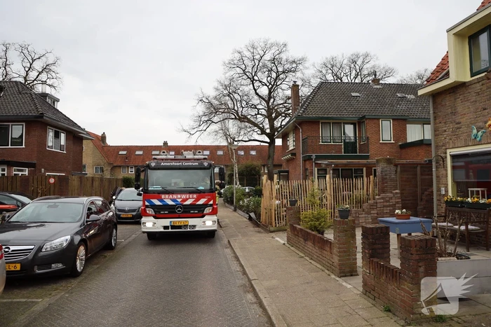 Omwonenden zien zwarte rook uit gevel komen