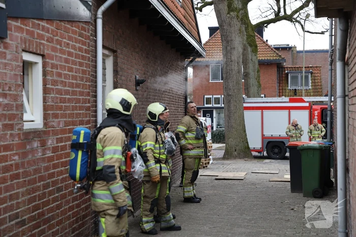 Omwonenden zien zwarte rook uit gevel komen