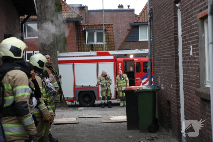 Omwonenden zien zwarte rook uit gevel komen