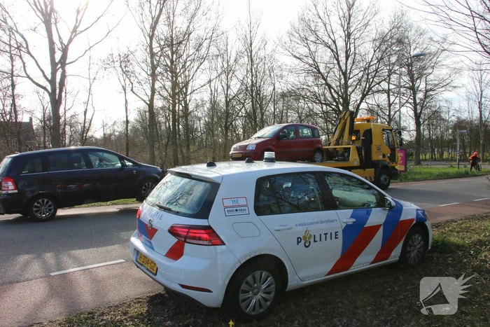 Twee auto's lopen schade op bij verkeersongeval