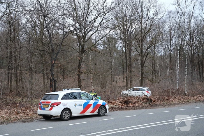 Automobiliste belandt in berm na stuurfout