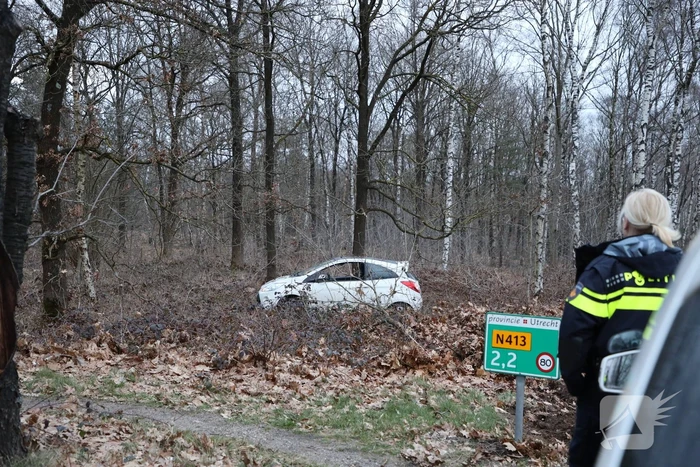 Automobiliste belandt in berm na stuurfout