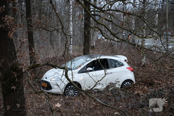 Automobiliste belandt in berm na stuurfout