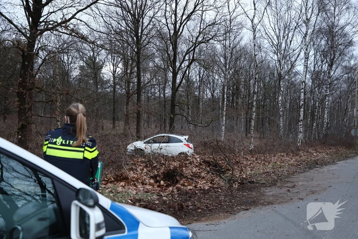 Automobiliste belandt in berm na stuurfout