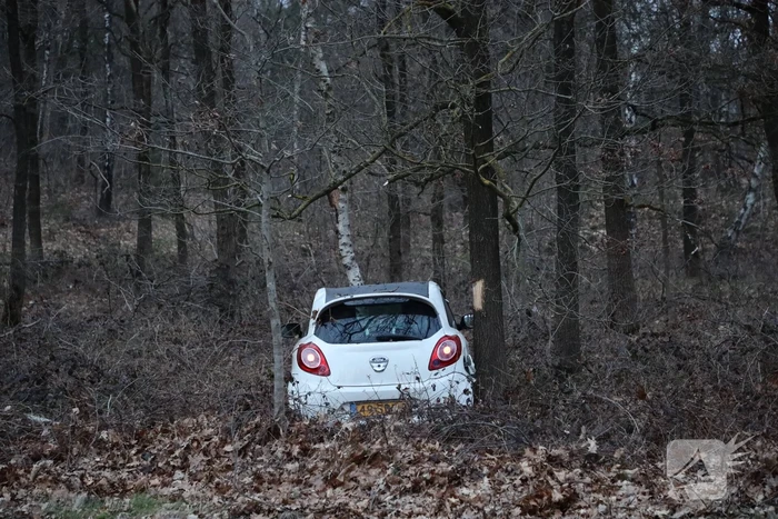 Automobiliste belandt in berm na stuurfout