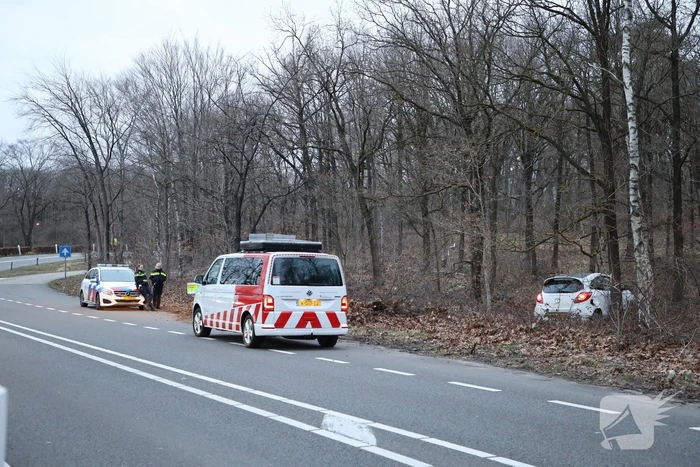 Automobiliste belandt in berm na stuurfout